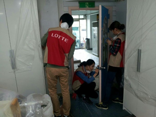 롯데건설이 17일 서울 서대문구 소재 아동복지센터를 방문해 ‘꿈과 희망을 주는 러브하우스 봉사활동’을 펼쳤다.
전략기획부문장을 비롯해 본사 임직원 30여명은 아동복지센터 3곳을 찾아가 건설업 특성에 부합하는 주거환경 개선 봉사활동을 실시했다.