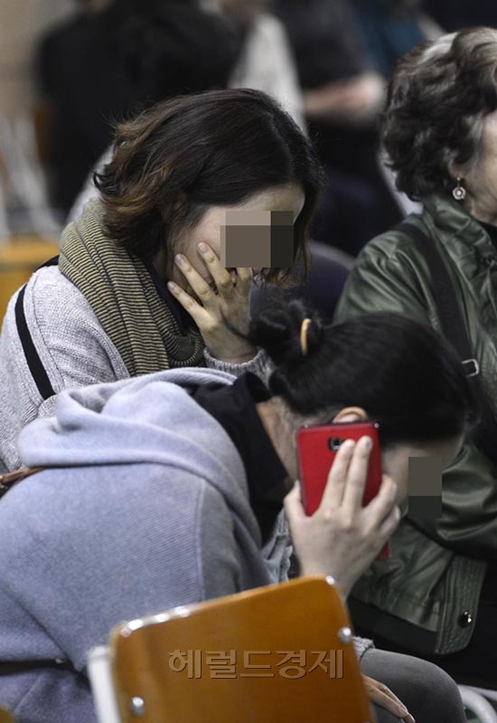 인천-제주행 진도 여객선 세월호가 16일 오전 전남 진도 인근 해역에서 침몰해 사상자가 늘어가고 있는 가운데 17일 오전 경기도 안산 단원고등학교에 마련된 상황실에서 실종학생 가족들이 눈물을 훔치며 구조를 애타게 기다리고 있다. 오전 9시까지 진도여객선 침몰 구조자는 179명, 실종자 277명으로 집계되고 있다.