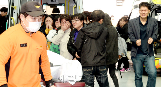 '세월호'에서 숨진 채 발견된 안산 단원고등학교 2학년 학생 3명의 시신(정차웅,임경빈,권오천)이 17일 오전 경기도 안산에 있는 고려대학교 안산병원으로 옮겨지고 있다./안훈 기자 rosedale@ 2014.04.17
'세월호'에서 숨진 채 발견된 안산 단원고등학교 2학년 학생 3명의 시신(정차웅,임경빈,권오천)이 17일 오전 경기도 안산에 있는 고려대학교 안산병원으로 옮겨지고 있다./안훈 기자 rosedale@ 2014.04.17
'세월호'에서 숨진 채 발견된 안산 단원고등학교 2학년 학생 3명의 시신(정차웅,임경빈,권오천)이 17일 오전 경기도 안산에 있는 고려대학교 안산병원으로 옮겨지고 있다./안훈 기자 rosedale@ 2014.04.17