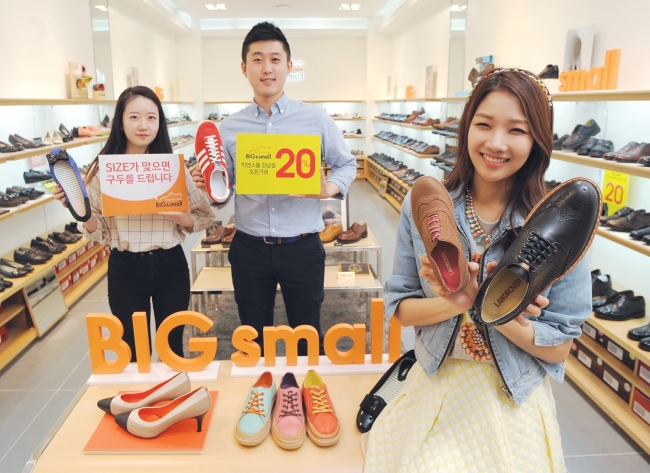 금강제화는 특대, 특소 사이즈의 슈즈를 판매하는 ‘빅앤스몰(Big&Small)’의 첫 단독매장을 오픈했다.고 17일 밝혔다. 레스모아 강남점 내에 샵인샵 형태의 단독매장으로 오픈 한 빅앤스몰 강남점은 ‘사이즈를 판매하는 매장’의 컨셉에 맞춰 270여종의 슈즈를 사이즈 별로 선보인다. 남화의 경우 230~240㎜, 280~310㎜ 사이즈를 갖췄고 여화는 210~220㎜ 255~260㎜까지 준비해 신발을 주문하고 제작이 될 때까지 기다려야 했던 특대, 특소 사이즈 고객들의 불편을 없앴다.