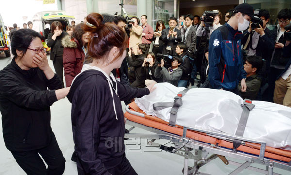 ‘세월호’에서 숨진 채 발견된 안산 단원고등학교 2학년 학생 3명의 시신(정차웅,임경빈,권오천)이 17일 오전 경기도 안산에 있는 고려대학교 안산병원으로 안치되고 있다.