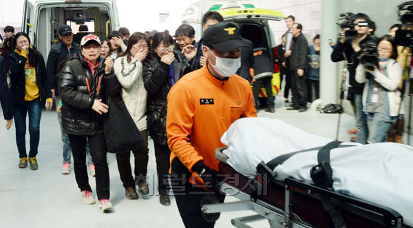 ‘세월호’에서 숨진 채 발견된 안산 단원고등학교 2학년 학생 3명의 시신(정차웅,임경빈,권오천)이 17일 오전 경기도 안산에 있는 고려대학교 안산병원으로 안치되고 있다.