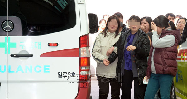 ‘세월호’에서 숨진 채 발견된 안산 단원고등학교 2학년 학생 3명의 시신(정차웅,임경빈,권오천)이 17일 오전 경기도 안산에 있는 고려대학교 안산병원으로 안치되는 가운데 유가족들이 사실이 아니기를 간절히 바라며 비통해 하고 있다.