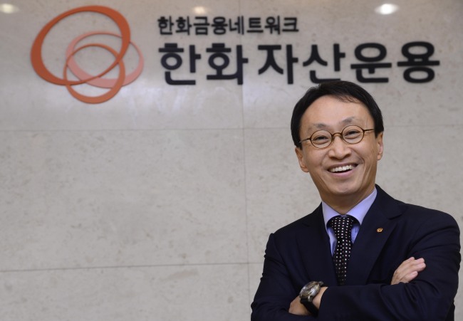 강신우(금융인/한화자산운용대표이사)
강신우 한화자산운용 대표는 ‘위기’, ‘실망’ 등 부정적인 낱말을 입에 올리면서도 환한 표정이 전혀 어색하지 않았다. 그의 트레이드마크인 탱탱한 멜빵이 강 대표를 한시도 축 늘어져 있게 허락하지 않은 것 같았다. 위기와 함께 기회를 말하는 강 대표는 맥없이 흘러내릴 것 같은 한국 자본시장을 든든히 끌어당겨줄 ‘새 멜빵’을 이미 찾은 듯 보였다.