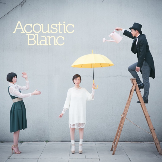박기영의 밴드 ACOUSTIC BLANC(어쿠스틱 블랑- 박기영, 이준호, 박영신)의 싱글 곡 ‘BELLA WALTZ(벨라 왈츠)’가 17일 공개됐다.
밴드로 새로운 모습을 비춘 어쿠스틱 블랑의 데뷔곡 ‘벨라 왈츠’는 눈이 스르르 감길만큼 평온한 햇살 같은 이준호의 기타 연주와 곡의 중심을 잡아주는 박영신의 베이스 선율이 몽환적인 분위기를 뿜어낸다.