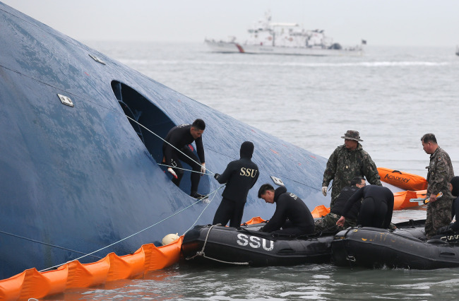 An onboard announcement telling passengers to stay inside the ferry Sewol as it sank off the coast of Jindo Island, South Jeolla Province, appears to have reduced passengers’ chances of survival.