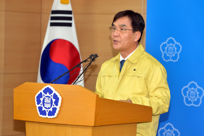 강병규(장관/전정무직공무원/안정행정부장관)
17일 오전 정부 종합청서에서 강병규 안전행정부 장관이 긴급브리핑을 통해 “선장·항해사 등 사고 관계자를 대상으로 사고 원인에 대한 1차 조사를 진행 중”이라고 발표했다.