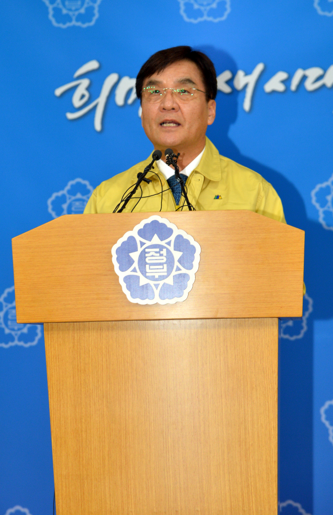 강병규(장관/전정무직공무원/안정행정부장관)
17일 오전 정부 종합청서에서 강병규 안전행정부 장관이 긴급브리핑을 통해 “선장·항해사 등 사고 관계자를 대상으로 사고 원인에 대한 1차 조사를 진행 중”이라고 발표했다.