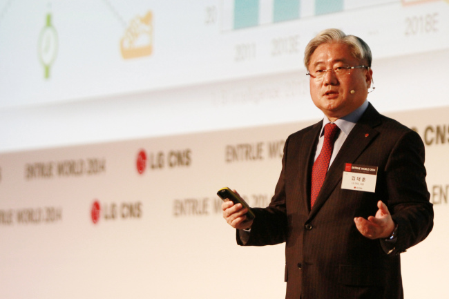 LG CNS’ CEO Kim Dae-hoon gives an opening speech on future smart technologies at its annual conference “Entrue World 2014” in Seoul on Thursday. LG CNS