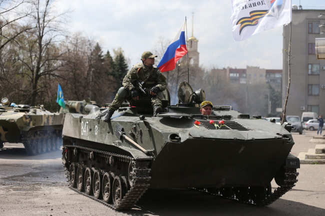 <YONHAP PHOTO-0185> ITAR-TASS: DONETSK REGION, UKRAINE. APRIL 16, 2014. Donbass militia on an armoured military vehicle with a Russian flag in the town of Slavyansk, eastern Ukraine. (Photo ITAR-TASS/ Mikhail Pochuyev)/2014-04-17 06:10:48/ <저작권자 ⓒ 1980-2014 ㈜연합뉴스. 무단 전재 재배포 금지.>
Donbass militia on an armored military vehicle with a Russian flag in the town of Slavyansk, eastern Ukraine, Wednesday   ITAR-TASS-Yonhap