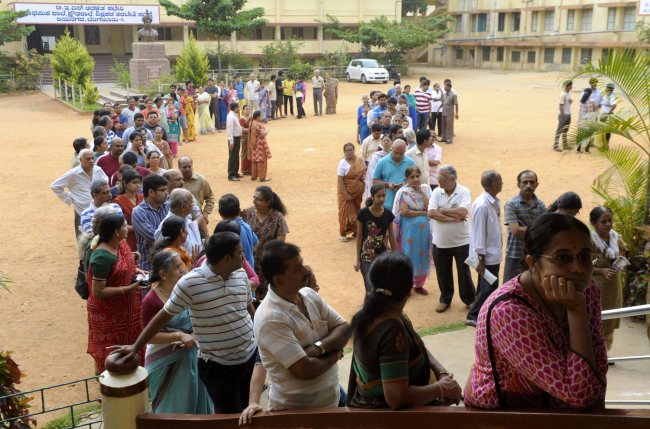 Indian voters wait to cast their ballots at a polling station during the fifth phase of the general elections in Bangalore, India, Thursday,   EPA-Yonhap