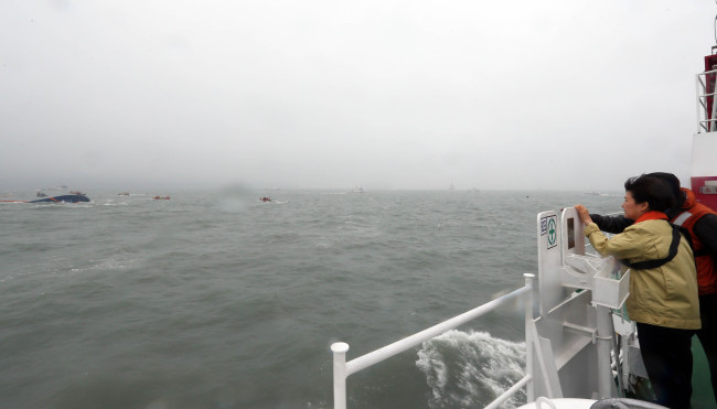 박근혜(대통령/대한민국대통령)
President Park Geun-hye on Thursday visited the scene of the sinking of the ferry Sewol to offer words of encouragement to rescue personnel and console the families of the victims.