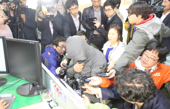 <YONHAP PHOTO-0707> <여객선침몰> 소환 조사 받는 이준석 선장 (목포=연합뉴스) 특별취재팀 = 17일 오전 전남 진도 해안에서 침몰한 세월호의 이준석 선장이 목포경찰서에 소환돼 조사를 받고 있다. 2014.4.17 <<지방기사 참조>> chinakim@yna.co.kr/2014-04-17 11:23:07/ <저작권자 ⓒ 1980-2014 ㈜연합뉴스. 무단 전재 재배포 금지.>
The captain of the ferry Sewol.   Yonhap