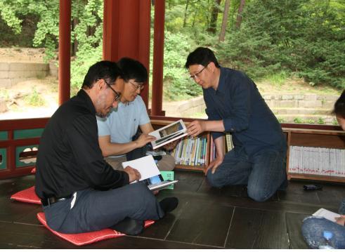 옛 국왕과 왕자들이 글을 읽던 곳에서 책을 읽는다면…. 문화재청 창덕궁관리소(소장 류근식)는 ‘창덕궁 후원에서 만나는 한 권의 책’ 행사를 오는 22일부터 5월11일까지 3주간 창덕궁 후원에서 시행한다.