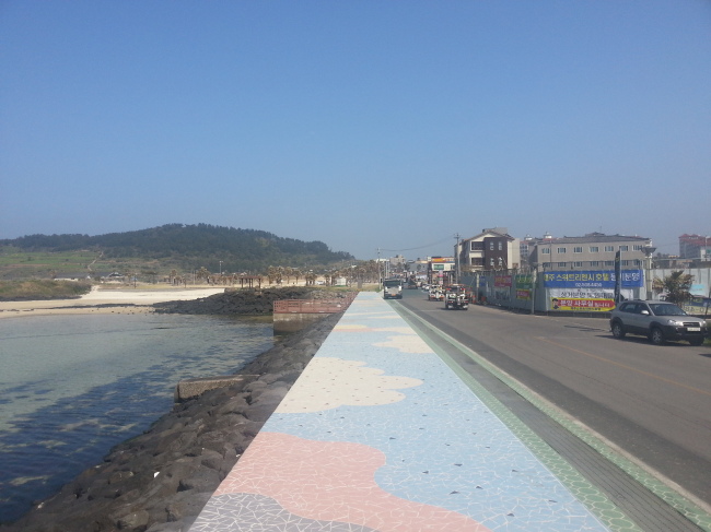 (사진설명 제주 스위트리젠시호텔 공사 현장(함덕). 사진 우측이 호텔 공사중인 현장)
제주도에 들어서는 분양형 호텔이 꾸준히 늘면서 일각에선 ‘묻지마투자’에 따른 공급 과잉 우려도 제기되고 있다. 향후 각 호텔의 입지 차이가 향후 임대 수익률에 영향을 미칠 것이라는 분석에 힘이 실리는 이유다.