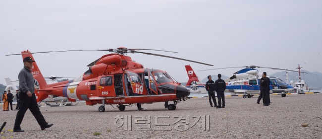 청해진해운 소속 ‘세월호’의 침몰사고와 관련해 탐색구조작업이 계속되고 있는 가운데 팽목항 현장 관리자가 18일 자리를 비운 사실이 알려지면서 실종자 가족들의 분노가 높아지고 있다.
18일 아침, 가족들의 임시 거처가 마련된 진도체육관에서 해양경찰청 수사과장이 지난 밤동안의 구조작업을 설명하는 자리에서 단원고 최모군의 어머니가 단상에 올라왔다.