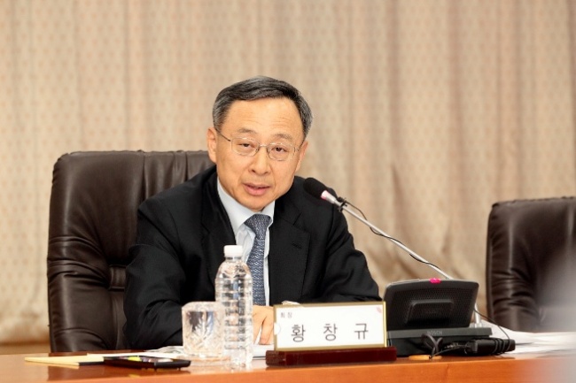 KT CEO Hwang Chang-gyu speaks during a meeting with CEOs and presidents of the mobile carrier's affiliates on Thursday. KT