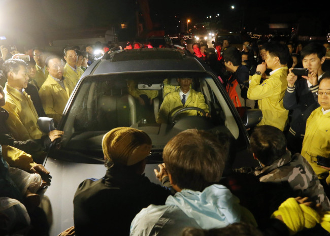 20일 새벽 실종자 가족들이 정홍원 국무총리의 차를 가로막고 청와대 항의 방문 저지를 하지말아 줄 것을 요구하고 있다.