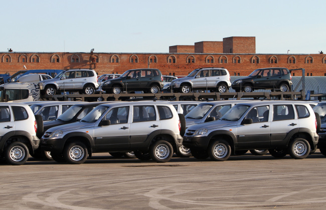 Chevrolet Niva vehicles, manufactured under a joint venture by General Motors and Avtovaz, are seen ready for shipment outside OAO Avtovaz auto plant in Togliatti, Russia.   Bloomberg