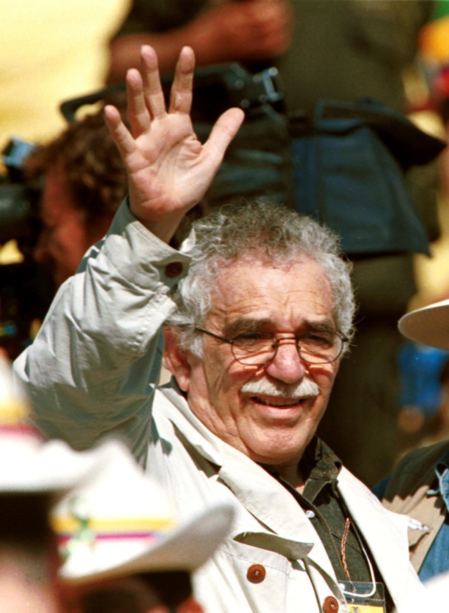 <YONHAP PHOTO-0274> Colombian Nobel Prize laureate Gabriel Garcia Marquez waves at reporters during the opening of peace talks between rebel forces and the government in San Vicente del Caguan in this January 7, 1999 file photo. Garcia Marquez, the Colombian author whose beguiling stories of love and longing brought to life for millions of readers and put magical realism on the literary map, died on April 17, 2014. He was 87. Garcia Marquez died at his home in Mexico City, a source close to his family said. Known affectionately to friends and fans as "Gabo", Garcia Marquez was Latin America's best-known author and most beloved author and his books have sold in the tens of millions. REUTERS/Henry Romero/Files (COLOMBIA - Tags: OBITUARY SOCIETY)/2014-04-18 07:45:39/ <저작권자 ⓒ 1980-2014 ㈜연합뉴스. 무단 전재 재배포 금지.>
Gabriel Garcia Marquez