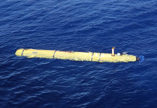 The Phoenix Autonomous Underwater Vehicle Artemis begins its dive in the search for the missing Malaysia Airlines Flight MH370 in the Indian Ocean.    AFP-Yonhap