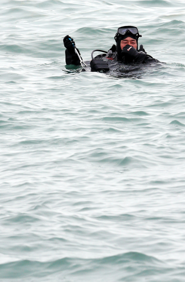 A rescue diver swims back to the surface after being swept away by fast currents in the waters off Jindo Island, South Jeolla Province, Sunday.   Yonhap