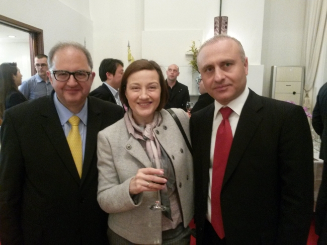 Bulgarian Ambassador to South Korea Petar Andonov (left), Georgian Ambassador to South Korea Nikoloz Apkhazava (right) and Apkhazava’s wife Katherine pose for a photo during a wine tasting at the Bulgarian chancery in Hannam-dong in Seoul on Wednesday. Philip Iglauer/The Korea Herald