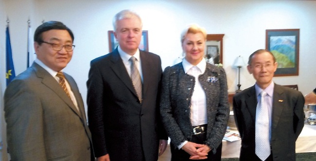 Slovak Ambassador to South Korea Dusan Bella (second from left) poses for a photo during a tourism promotion event at the embassy in Hannam-dong, Seoul, Tuesday. From left are: Lee Myung-hoon, vice president of the Korea World Travel Fair; Bella; Eugenia Bellova, the ambassador’s wife; and Lee Kyung-sik, publisher and chairman of the Korea Post. (Philip Iglauer/The Korea Herald)