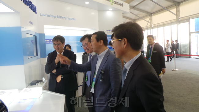 20일 중국 베이징 신국제전람중심에서 열린 2014 베이징 모터쇼 삼성SDI 부스에서 권영수(앞줄 오른쪽 두번째) LG화학 전지사업본부 사장과 박제승(앞줄 오른쪽) 삼성SDI 자동차전지사업부장(부사장)이 전시된 제품을 보고 있다.  베이징=서상범 기자/tiger@