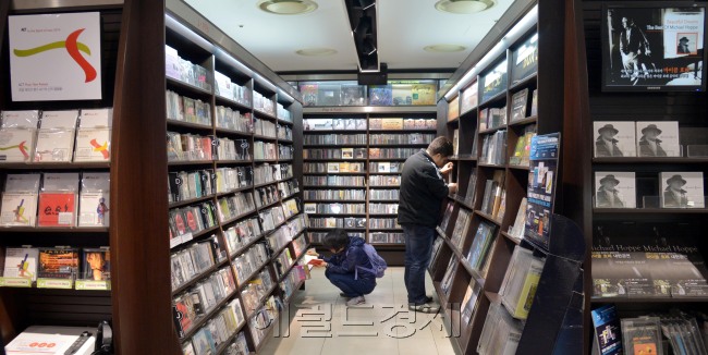 음반매장 핫 트랙<br />김명섭 기자 msiron@heraldcorp.com
음반매장 핫 트랙
김명섭 기자 msiron@heraldcorp.com