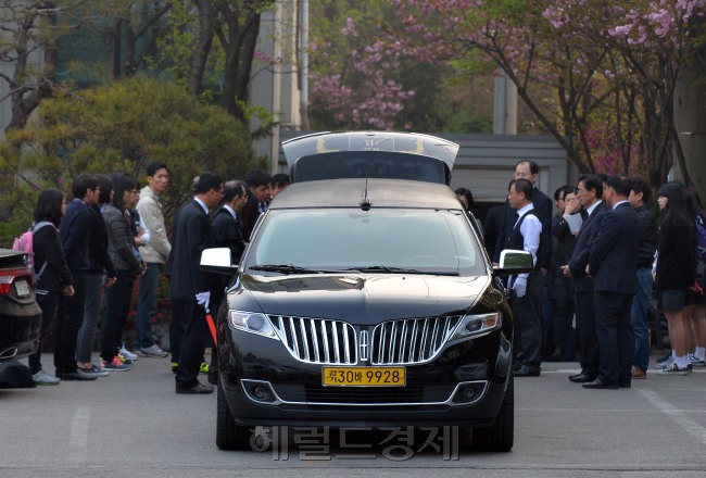 21일 오전 여객선 '세월호' 침몰사고로 숨진 안산 단원고등학교 2학년 3반 박지우 양의 발인식이 유족 20여명과 친구들이 참석한 가운데 진행되었다. <br /><br />윤병찬기자/yoon4698@heraldcorp.com
21일 오전 여객선 '세월호' 침몰사고로 숨진 안산 단원고등학교 2학년 3반 박지우 양의 발인식이 유족 20여명과 친구들이 참석한 가운데 진행되었다.
윤병찬기자/yoon4698@heraldcorp.com
21일 오전 여객선 '세월호' 침몰사고로 숨진 안산 단원고등학교 2학년 3반 박지우 양의 발인식이 유족 20여명과 친구들이 참석한 가운데 진행되었다.
윤병찬기자/yoon4698@heraldcorp.com
아픔 없는 곳으로…