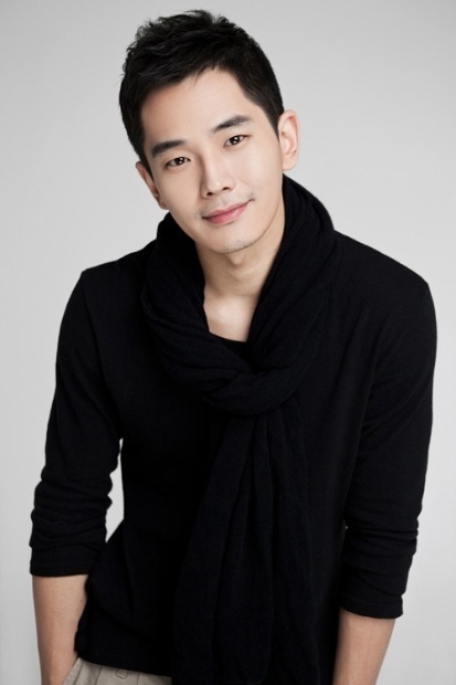 온주완(송정식/영화배우/탤런트)
여객선 세월호 침몰 사고 6일째, ‘초유의 인재’ 앞에 대한민국의 시계는 지난 16일에 멈췄다. 연예계도 비탄에 빠지긴 마찬가지였다. 예정된 영화 및 드라마 홍보 행사와 공연은 취소됐거나 연기됐고, 방송사는 웃고 노래하는 예능 프로그램과 드라마를 결방하고 뉴스특보 체제에 돌입했다.