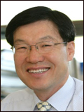 권오준(기업인/포스코사장)
권오준<사진>포스코 회장이 21일 오전 대우조선해양 옥포조선소를 방문했다. 권 회장은 고객 마케팅 강화의 일환으로 지난 4일 현대중공업, 삼성중공업을 방문한 데 이어 대우조선해양을 찾아 후판 분야 ‘큰 손’인 빅3 업체를 모두 방문했다.