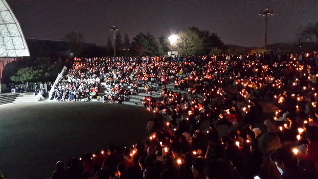 20일 저녁 경기 안산시 초지동 화랑유원지 원형 광장에서 시민과 학생들이 촛불을 들고 여객선 세월호 침몰사고 실종자들의 무사 귀환을 기원하고 있다.