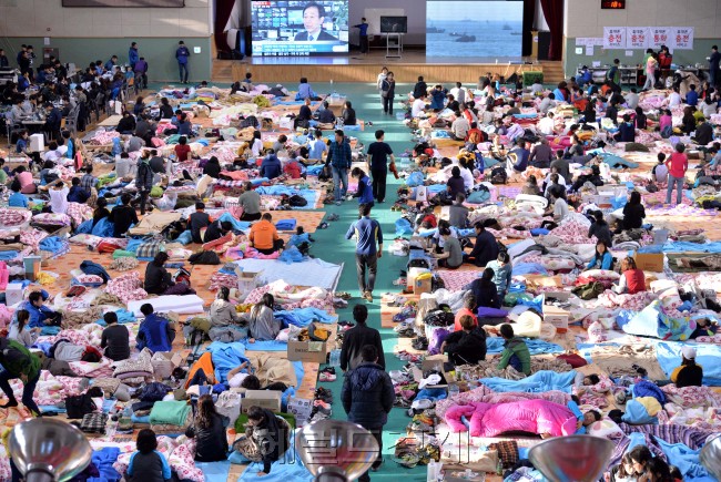 세월호가 침몰한지 6일째인 21일 오전 실종자 가족들이 진도실내체육관에 마련된 임시거처에서 생존자 구조를 기다리고 있다.<br />진도=이상섭 기자. babtong@heraldcorp.com 2014.04.21
세월호가 침몰한지 6일째인 21일 오전 실종자 가족들이 진도실내체육관에 마련된 임시거처에서 생존자 구조를 기다리고 있다.
진도=이상섭 기자. babtong@heraldcorp.com 2014.04.21
세월호가 침몰한지 6일째인 21일 오전 실종자 가족들이 진도실내체육관에 마련된 임시거처에서 생존자 구조를 기다리고 있다.
진도=이상섭 기자. babtong@heraldcorp.com 2014.04.21