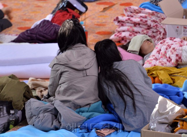 세월호가 침몰한지 6일째인 21일 오전 실종자 가족들이 진도실내체육관에 마련된 임시거처에서 생존자 구조를 기다리고 있다.<br />진도=이상섭 기자. babtong@heraldcorp.com 2014.04.21
세월호가 침몰한지 6일째인 21일 오전 실종자 가족들이 진도실내체육관에 마련된 임시거처에서 생존자 구조를 기다리고 있다.
진도=이상섭 기자. babtong@heraldcorp.com 2014.04.21
세월호가 침몰한지 6일째인 21일 오전 실종자 가족들이 진도실내체육관에 마련된 임시거처에서 생존자 구조를 기다리고 있다.
진도=이상섭 기자. babtong@heraldcorp.com 2014.04.21
세월호가 침몰한지 엿새째인 21일 오전 실종자 가족들이 진도실내체육관에 마련된 임시거처에서 생존자 구조를 애타게 기다리고 있다.  진도=이상섭 기자/babtong@heraldcorp.com