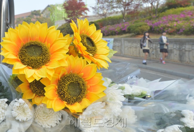 진도 여객선 세월호 침몰 사고를 당한 안산 단원고등학교가 23일까지 임시휴교를 연장한 가운데 사고 6일째인 21일 오전 학교 정문에 시민들이 학생들이 돌아오길 바라는 메시지가 붙어있다.<br /><br />yoon4698@heraldcorp.com
진도 여객선 세월호 침몰 사고를 당한 안산 단원고등학교가 23일까지 임시휴교를 연장한 가운데 사고 6일째인 21일 오전 학교 정문에 시민들이 학생들이 돌아오길 바라는 메시지가 붙어있다.
yoon4698@heraldcorp.com