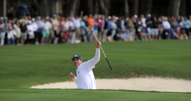 Matt Kuchar celebrates his birdie on the 18th green on Sunday.   AP-Yonhap