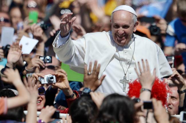 Pope Francis greets the crowd after Easter Mass on Sunday.   AFP-Yonhap