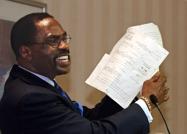Former boxer Rubin “Hurricane” Carter holds up the writ of habeas corpus that freed him from prison, during a news conference held in Sacramento, California, Jan. 29, 2004.   AP-Yonhap