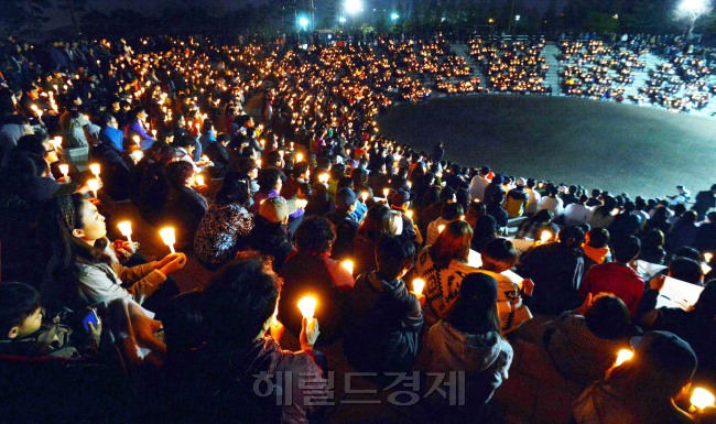 20일 밤 경기 안산시 초지동 화랑유원지 원형 광장에서 안산지역 학생과 시민들이 촛불을 들고 여객선 세월호 침몰사고 실종자들의 무사 귀환을 기원하고 있다. 박현구 기자phko@heraldcorp.com
20일 밤 경기 안산시 초지동 화랑유원지 원형 광장에서 안산지역 학생과 시민들이 촛불을 들고 여객선 세월호 침몰사고 실종자들의 무사 귀환을 기원하고 있다. 박현구 기자phko@heraldcorp.com
20일 밤 경기 안산시 초지동 화랑유원지 원형 광장에서 안산지역 학생과 시민들이 촛불을 들고 여객선 세월호 침몰사고 실종자들의 무사 귀환을 기원하고 있다. 박현구 기자phko@heraldcorp.com