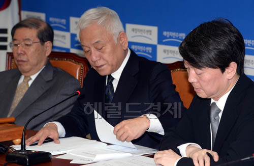 김한길.안철수 새정치민주연합 공동대표가 21일 오전 서울 여의도 국회에서 열린 최고위원 및 여객선침몰사고 대책위원장단 연석회의에 참석해 회의를 주재하고 있다.
안철수 공동대표는 이날 회의에서 세월호 침몰 사고와 관련,“사고 현장에 가보니 체계적인 구조활동과 정확한 정보전달이 안 되고 있었다”며 “대통령과 정부에 체계적인 구조활동과 정확한 정보 전달을 위해 혼신의 힘을 다해주길 간곡하게 요청 드린다”고 말했다.