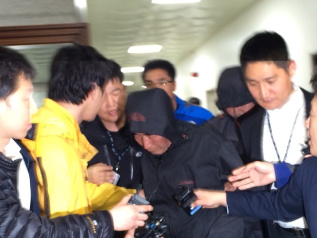 세월호에서 먼저 탈출해 생존한 선박직 선원 중 12명이 무전기를 통해 탈출을 교신한 것으로 드러났다.
　더욱이 이들 중 일부는 배가 침몰하려는 긴박한 순간, 탈출이 용이한 선교(브리지)에 한데 모여 있었던 것으로 전해졌다.
　지난 20일 검경합동수사본부 관계자는 “갑판원과 기관원 등 선박직들이 모두 생존할 수 있었던 것은 이들 중 12명이 무전기를 갖고 있었기 때문”이라며 “이들을 상대로 한 수사 결과 이 같은 사실이 확인됐다”고 밝혔다