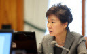 박근혜(대통령/대한민국대통령)
박근혜 대통령은 21일 세월호 침몰 사고와 관련, “악성 유언비어가 확산되고 있는 것은 사회적 혼란을 야기시키는 불순한 의도가 있는 것”이라며 “거짓말과 유언비어의 진원지를 끝까지 추적해 그들의 행동에 대해 책임을 지도록 해야 할 것”이라고 말했다.