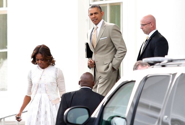 U.S. President Barack Obama (center) and first lady Michelle Obama depart from the White House in Washington, D.C., as they head to Easter services at St. John’s Episcopal Church on Sunday.   AFP-Yonhap