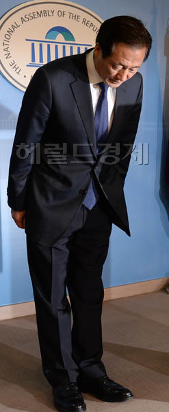 정몽준(국회의원/새누리당/대한축구협회명예회장/보건복지위원회위원)
정몽준 새누리당 서울시장 예비후보가 21일 오전 국회정론관에서 세월호 침몰사고 관련 아들의 부적절 발언에 대한 사과 기자회견에 앞서 인사를 하고 있다.