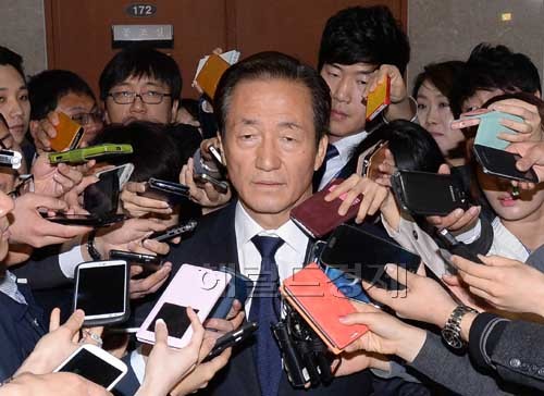 정몽준(국회의원/새누리당/대한축구협회명예회장/보건복지위원회위원)
정몽준 새누리당 예비후보가 21일 오전 국회정론관에서 세월호 침몰사고 관련 아들의 부적절 발언 대한 사과 기자회견를 마친후 취재진의 질문에 답 하고 있다.