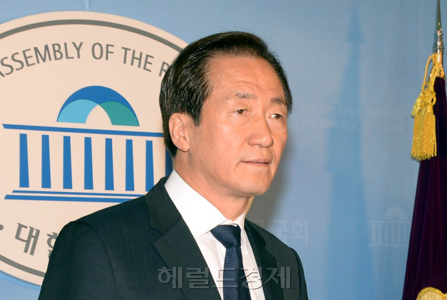 정몽준 새누리당 예비후보가 21일 오전 국회정론관에서 세월호 침몰사고 관련 아들의  부적절 발언 대한 사과 기자회견 하고 있다.  정몽준 후보는 “제 막내아들의 철없는 행동에 유가족과 실종자 가족 여러분, 그리고 국민 여러분께 머리 숙여 깊이 사죄드립니다. 아버지로서 죄송하기 그지 없습니다.<br />　 저희 아이도 반성하고 근신하고 있지만 이 모든 것이 아이를 제대로 가르치지 못한 저의 불찰입니다. <br />　이번 일로 마음의 상처를 입으신 유가족과 실종자 가족, 그리고 국민 여러분께 다시 한 번 진심으로 사죄드립니다”라고 전했다.<br />　<br />　이길동기자.gdlee@heraldcorp.com