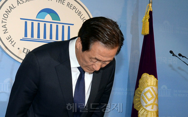 정몽준 새누리당 서울시장 예비후보가 21일 오전 국회정론관에서 세월호 침몰사고 관련  아들의  부적절 발언에 대한 사과 기자회견에 앞서 인사를 하고 있다.<br />　  정몽준 후보는 “제 막내아들의 철없는 행동에 유가족과 실종자 가족 여러분, 그리고 국민 여러분께 머리 숙여 깊이 사죄드립니다. 아버지로서 죄송하기 그지 없습니다.<br />　 저희 아이도 반성하고 근신하고 있지만 이 모든 것이 아이를 제대로 가르치지 못한 저의 불찰입니다. <br />　이번 일로 마음의 상처를 입으신 유가족과 실종자 가족, 그리고 국민 여러분께 다시 한 번 진심으로 사죄드립니다”라고 전했다.<br />　<br />　이길동기자.gdlee@heraldcorp.com