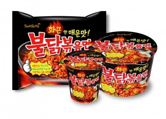 국물없는 라면 시장에서 매운맛 돌풍이 매섭다. 삼양의 ‘불닭볶음면’이 히트상품으로 자리잡고, 비비고 볶는 라면 시장이 커지면서 경쟁업체들도 매운맛을 내세운 제품들을 속속 출시하고 있다. (사진설명 삼양 '불닭볶음면')